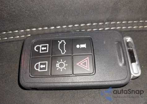 2015 Volvo Xc60 T6 R-Design Platinum z USA, uszkodzony, nr VIN YV4902RH3F2618760